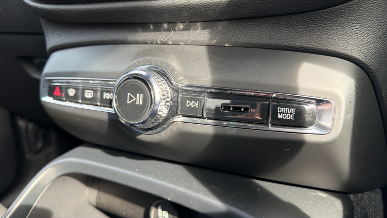 Volvo Xc40 2.0 B4P R DESIGN Pro 5dr AWD Auto Petrol Estate